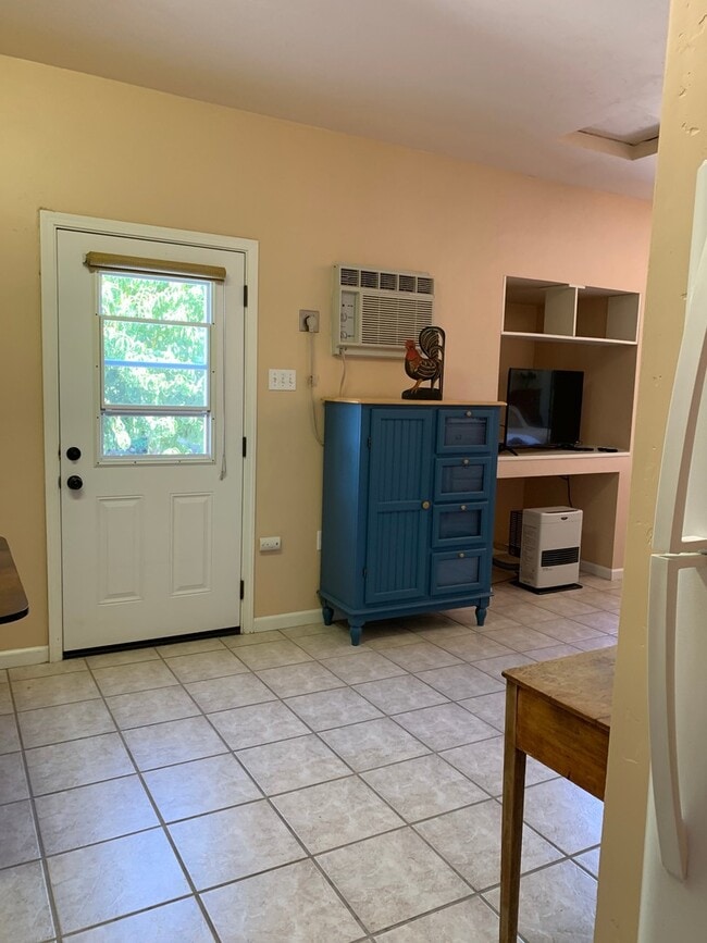 Building Photo - Studio