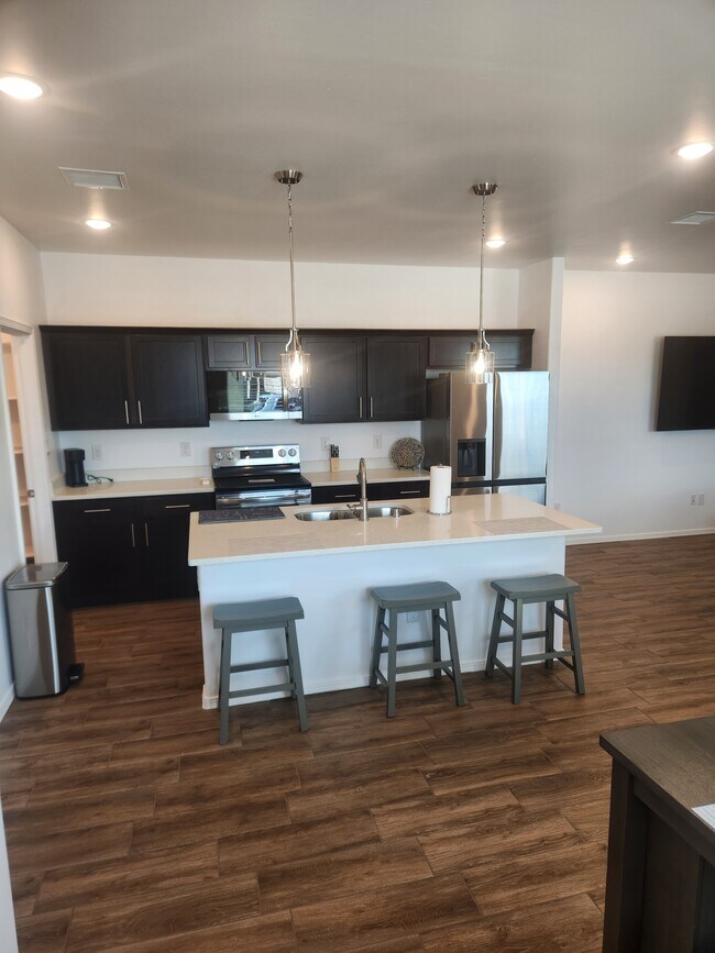 Building Photo - 3098 Gladstone St