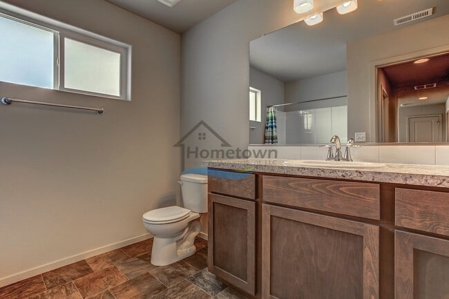 Building Photo - Beautiful 3 bed 2.5 bath Home in Post Falls