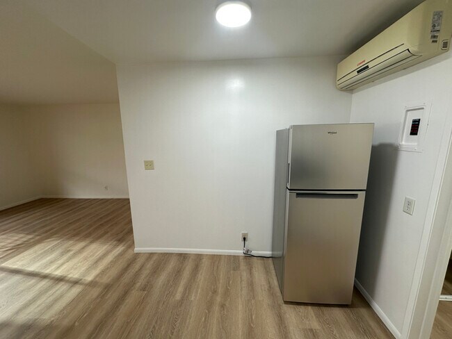 Building Photo - 1262 Granville Ave