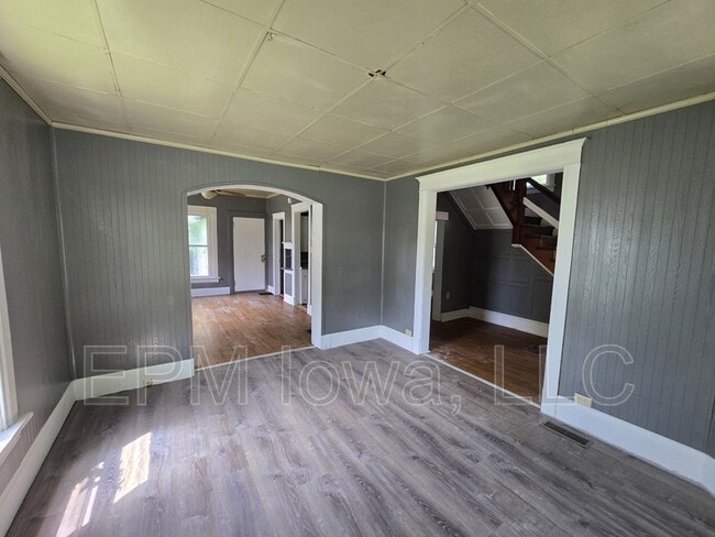 Building Photo - 402 Sunnyside Ave