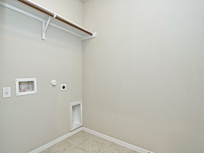 Building Photo - 5 BR + Office /2.5 BA - 2637 SF - Cloverle...