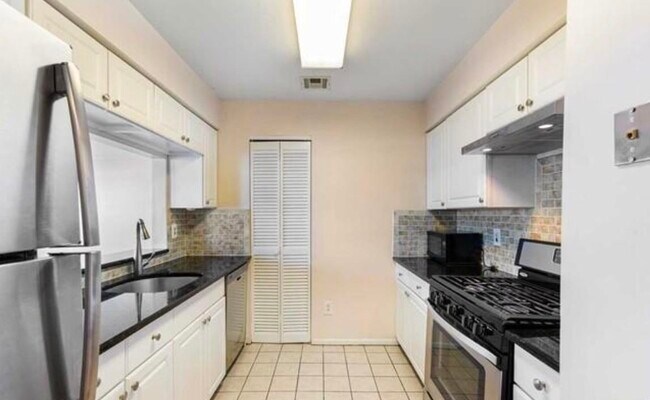 Building Photo - 32 Bergen Ridge Rd