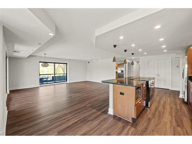 Building Photo - 2885 Knox Ave S