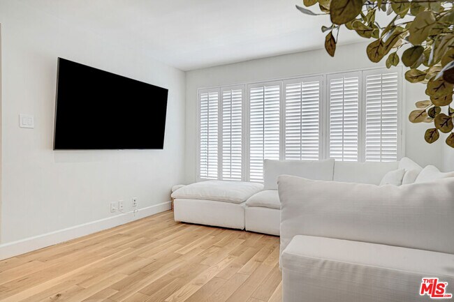 Building Photo - 339 N Oakhurst Dr