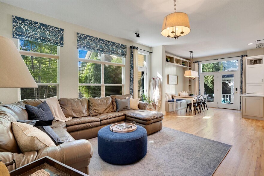 Bright, sun-splashed spaces - 4144 Lost Canyon Drive