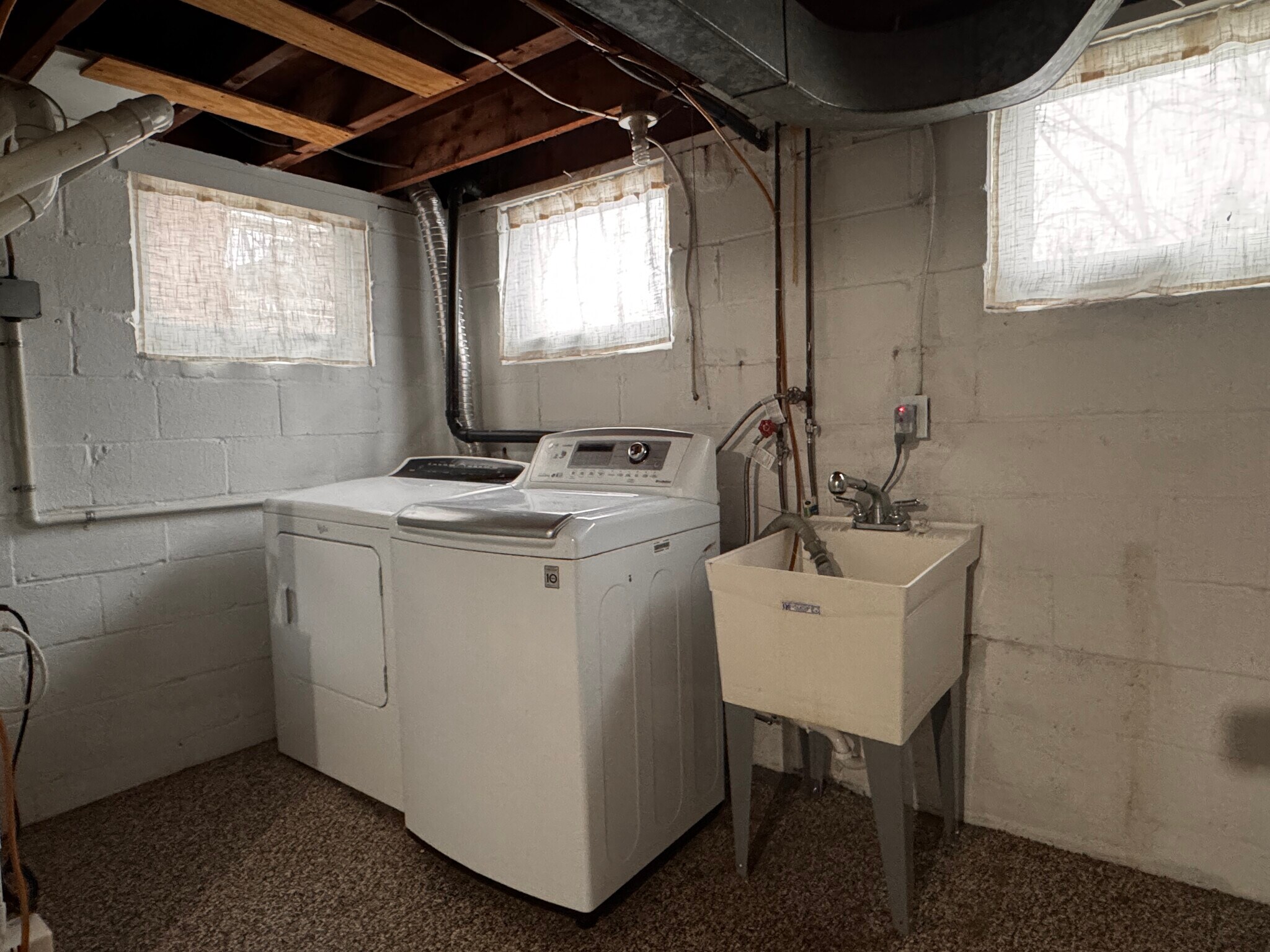 Building Photo - 849 Kewanna Ave