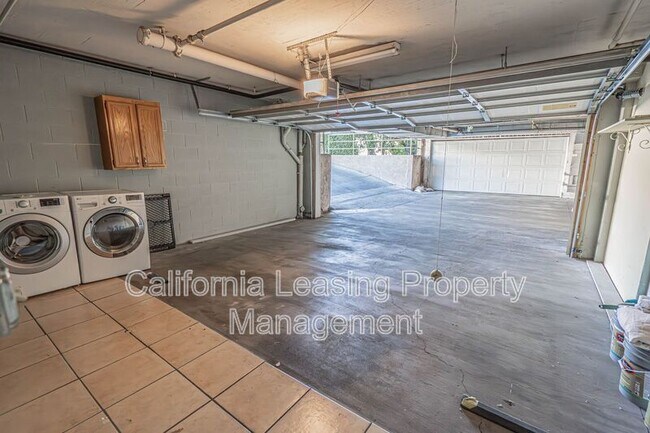 Building Photo - 18347 Saticoy St