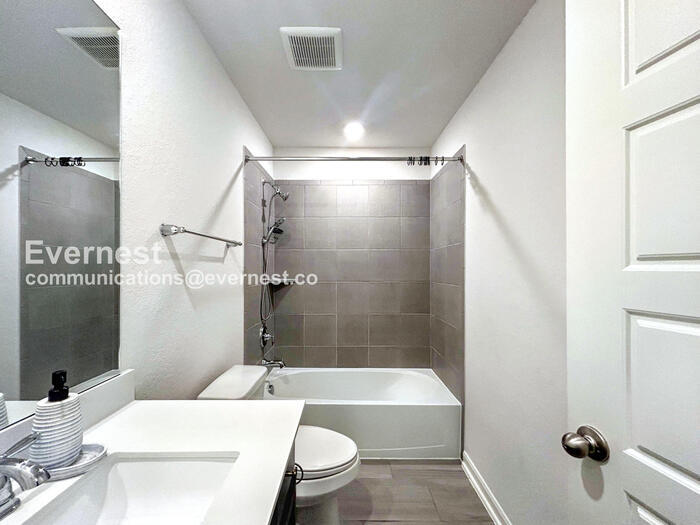 Building Photo - 12002 Benetto Aly