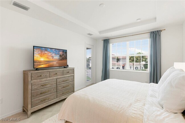 Building Photo - 12050 Santaluz Dr