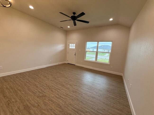 Building Photo - 7035 Glen Abbey St