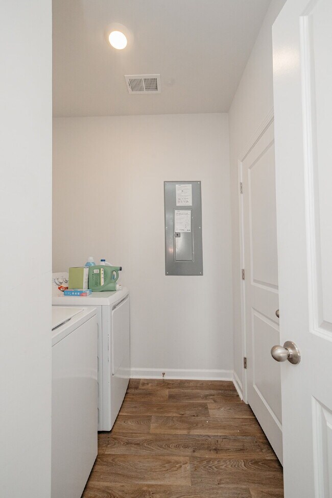 Building Photo - "One Level, Charming 3 bedroom 2 Bath in Goose Creek – 1256 Sq Ft of Comfort!"