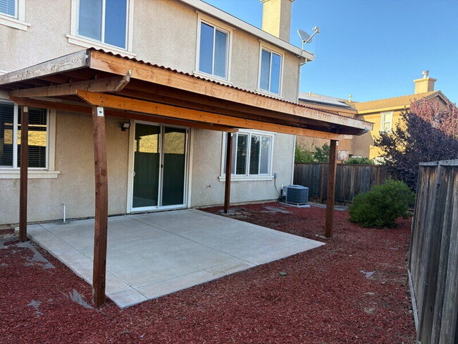 Building Photo - Gorgeous 4 Bed/2.5 Bath in Perfect Pittsburg Location