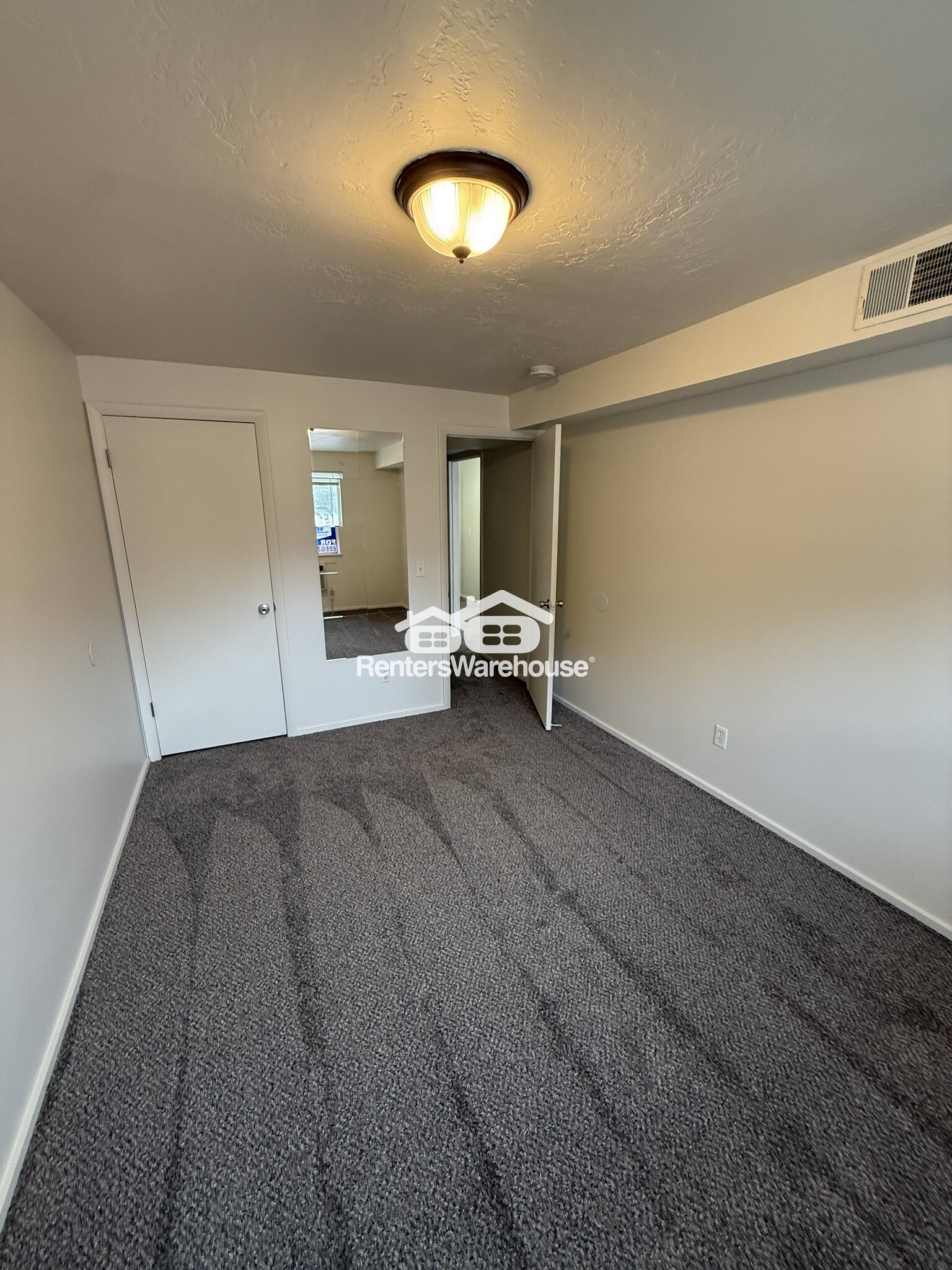 Building Photo - 5660 Meadow Ln