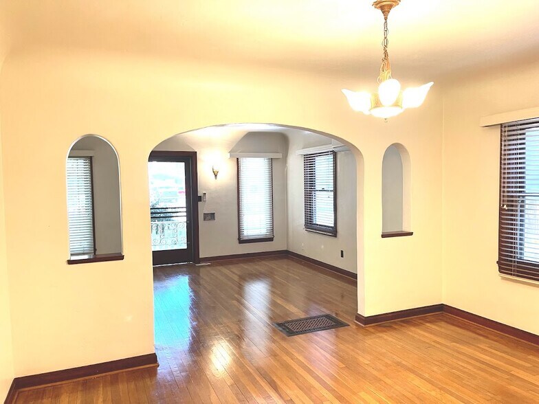 Building Photo - 410 W Walnut St