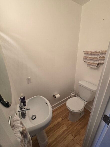 First floor half bath - 1013 V St NW