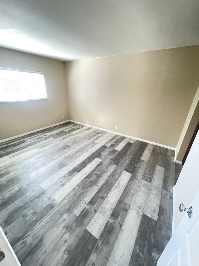 Building Photo - Lakeside living in Oceanside