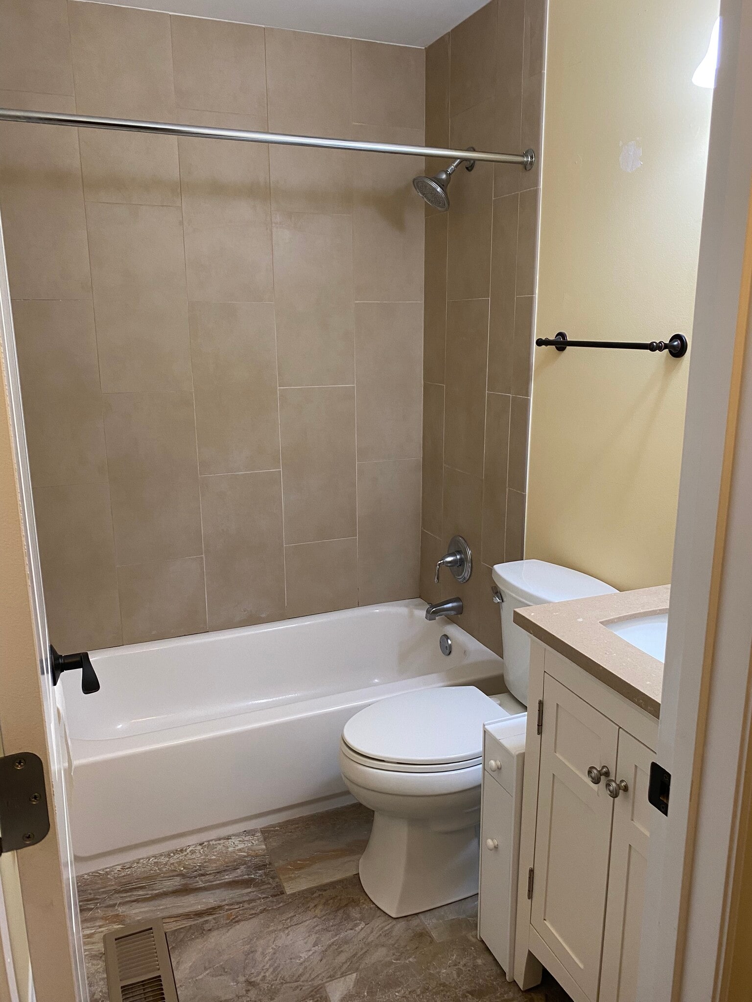 Guest / Hall Bath - 1208 Eagleshire Dr