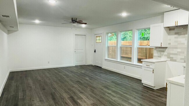 Building Photo - ? Stunning 3-Bed Luxury Home with Garage &...