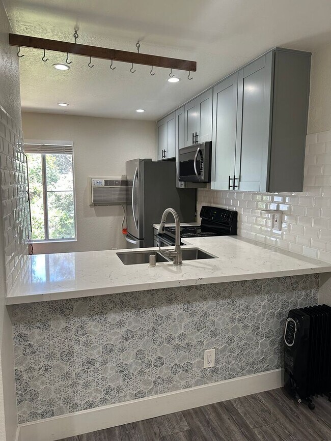 Building Photo - 1 Bedroom Condo - La Mesa