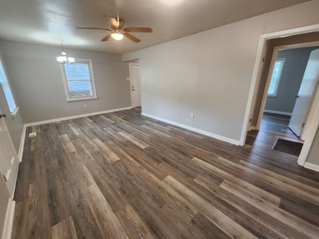 Building Photo - 1805 W 35th St