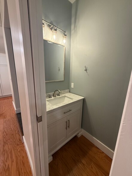 Building Photo - 202 Oak St