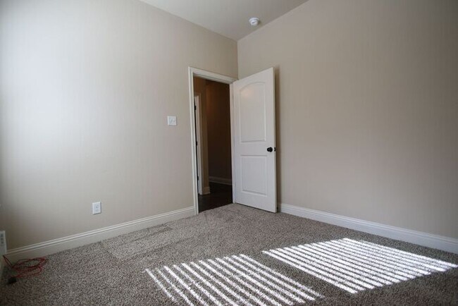 Building Photo - Coming soon: upgraded 3BD/2BA duplex near Camp Bowie & Downtown FW