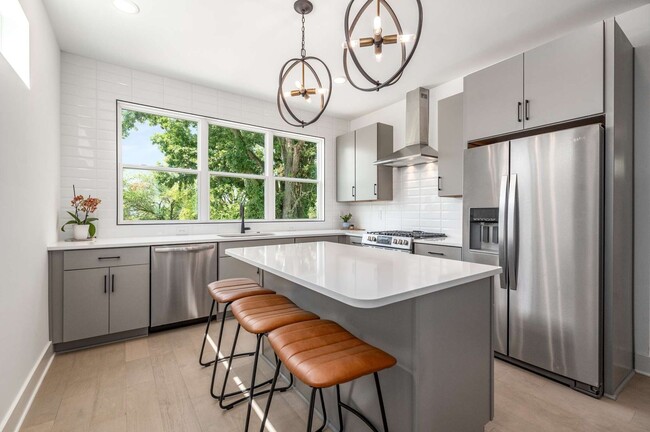 Building Photo - Prestine & Partially Furnished North Nashv...