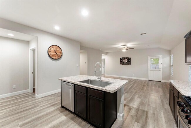 Building Photo - 14077 Lake Cres Dr