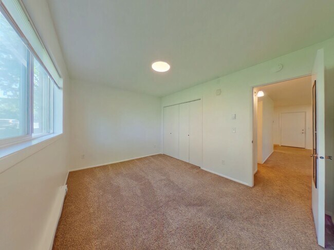 Building Photo - 2 bedroom 1 bathroom apartment in the heart of town!