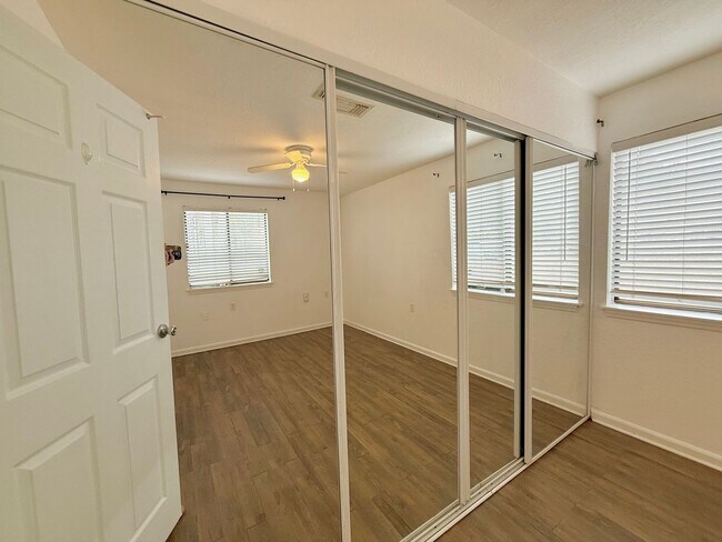 Building Photo - Now available! Charming 2 bed / 1 bath condo in a prime Tallahassee location.