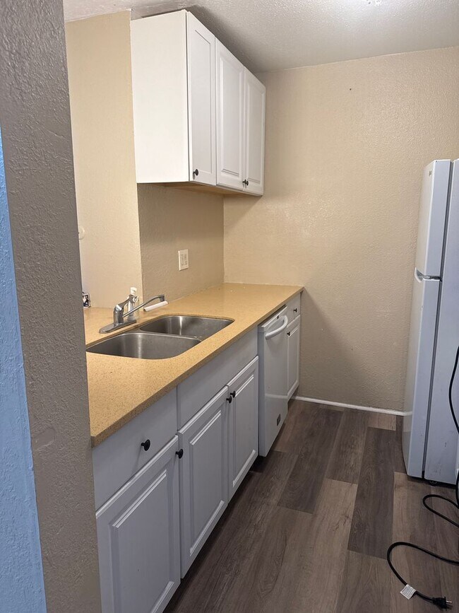 Building Photo - Condo 2 Bed / 2 Bath – In-Unit Laundry – C...