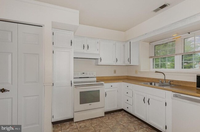 Building Photo - 1140 Hedgerow Ln