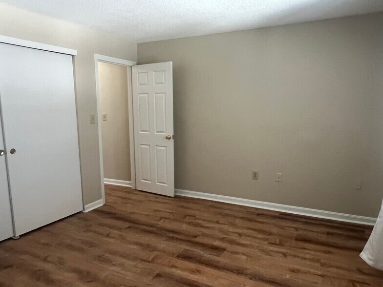 Building Photo - 3 Knights Bridge Dr