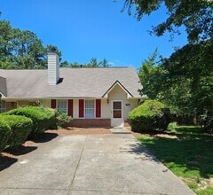Building Photo - Don't miss out on this 2 bed 2.5 bath cond...