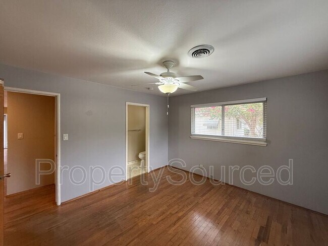 Building Photo - 1537 Maplewood Dr