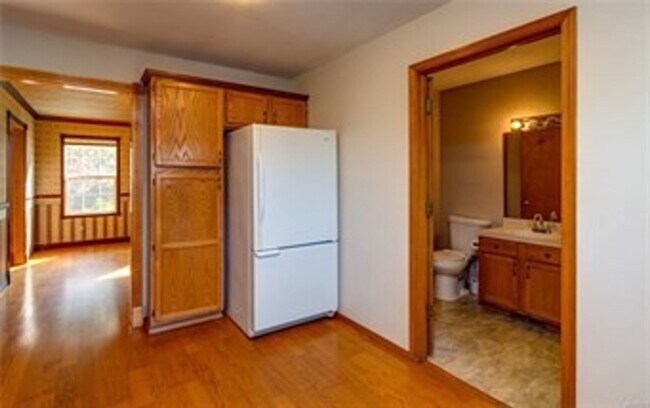 Building Photo - PRELEASING: 4 bdrm/1.5 bath house near WWU Park-N-Ride