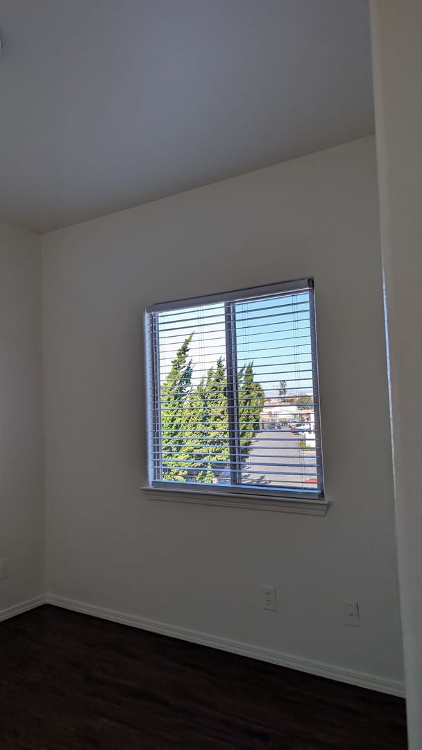 Building Photo - Beautiful 3 bedroom/ 2 bath in gated community. Call or come by to view!