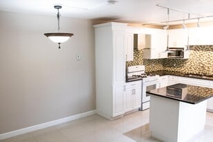 Building Photo - 70 Lake Arbor Dr