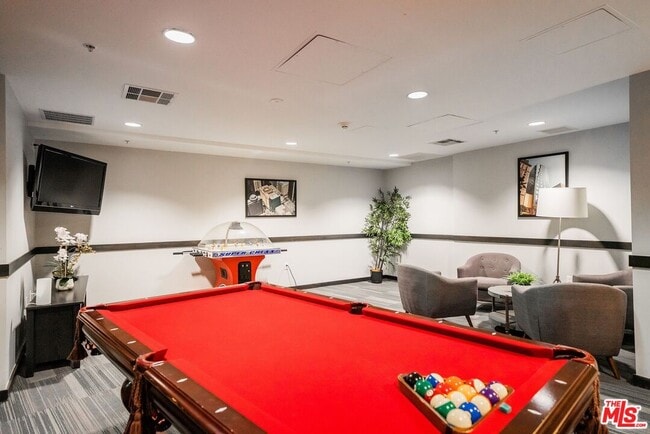 Building Photo - 655 S Hope St