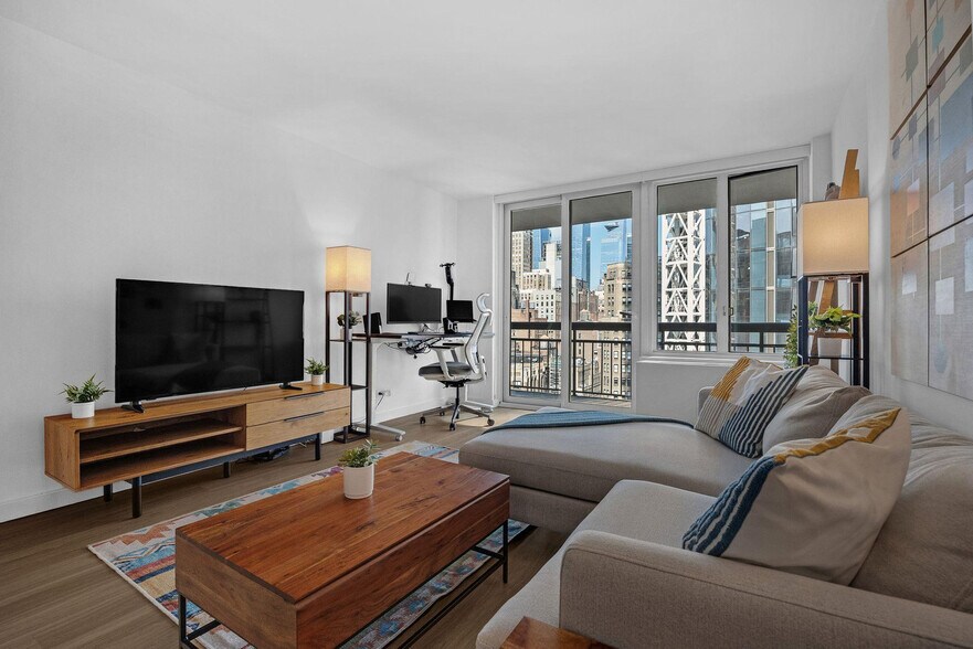 Building Photo - 70 W 37th St
