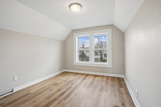 Building Photo - 906 State St