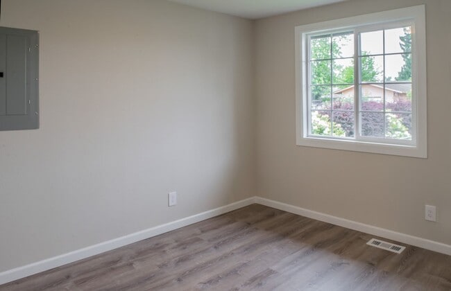 Building Photo - Fully remodeled & move in ready 3 bed 1 ba...