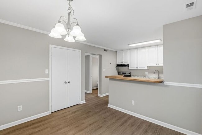 Building Photo - Updated 2-bedroom, 2.5-bath property Greensboro!