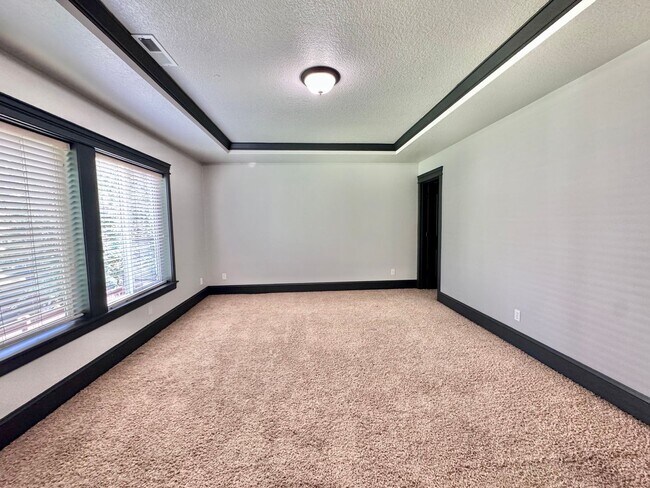 Building Photo - GORGEOUS Townhome...  LOCATION , LOCATION near Peace Health Hospital