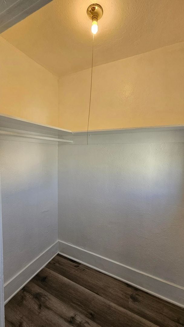 Building Photo - **519 E 17th St Long Beach** Upstairs 2 be...