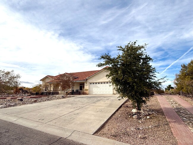 Building Photo - Spacious 3 Bedroom Home in Kingman Foothil...