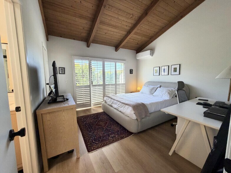 Building Photo - 132 W Alamar Ave