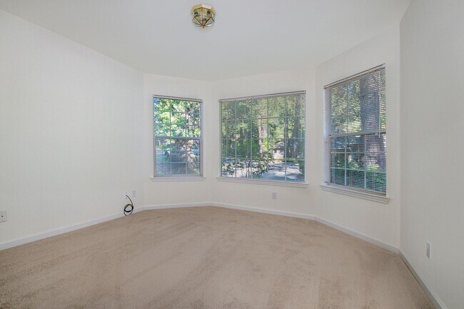 Building Photo - Spacious 3 Bedroom 2 Bathroom Home in Conv...