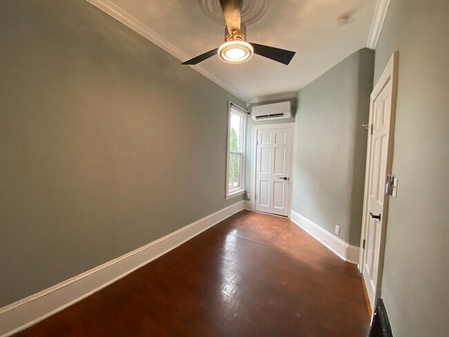 Building Photo - 37 Wyoming St E